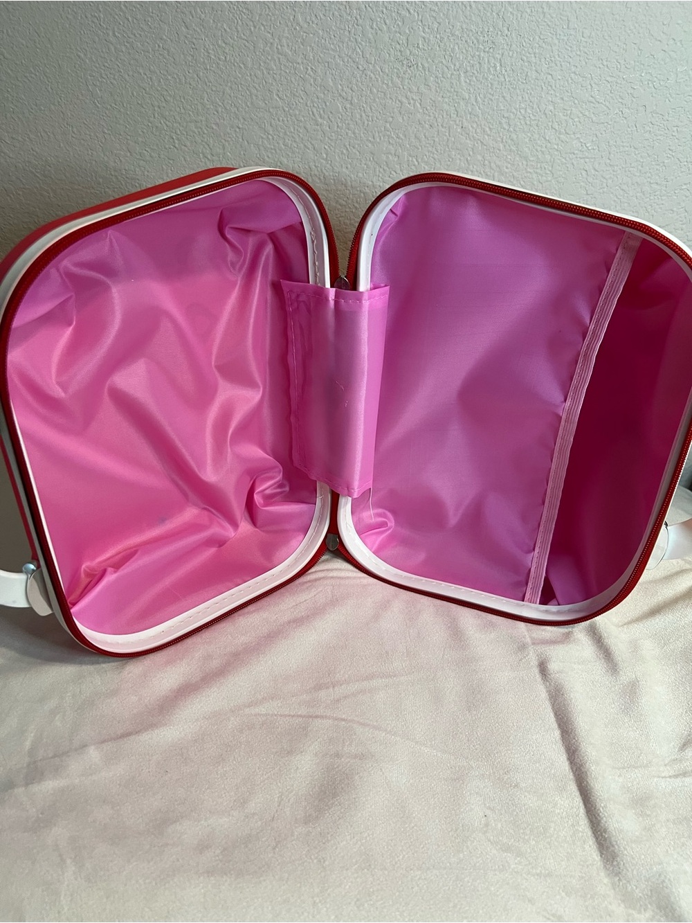 Hello Kitty Red Hard Shell Carry Case with White Handle - Picture 4 of 4